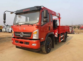 裝6.3噸吊機，廂長5.8米的，最便宜的東風隨車吊（自備吊）